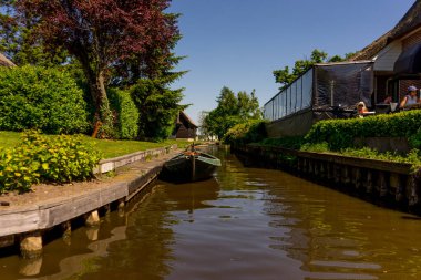 Giethoorn, Hollanda - 26 Mayıs 2017 'de Giethoorn kanalında bir turist botu. Giethoorn Hollanda 'nın Venedik' i.
