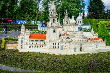 BRÜKSEL, BELGIUM - 17 Nisan 2017: Mini-Avrupa parkındaki minyatürler - Santiago De Compostela, İspanya, Avrupa katedralinin üretimi