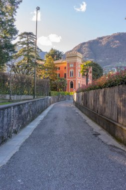 Lecco, İtalya-1 Nisan 2018: Lecco, Lombardy 'de bir villaya giden yol