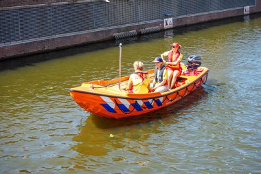Hollanda, Delft-5 Ağustos 2018: Westland Boat Parade (Varend Corso), şenlikli gösteri, çiçek ve sebzelerle süslenmiş tekneler, Westland bölgesinde renkli yelkenli çiçek geçit töreni