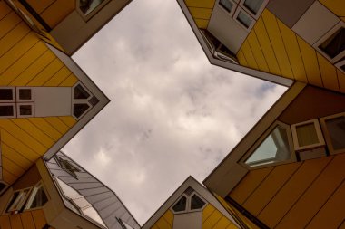 Rotterdam, Hollanda - 27 Mayıs 2017: The Cube Houses Kubuswoningen, Rotterdam. Hollandalı mimar Piet Blom 70 'lerin sonunda Rotterdam' ın Küp Evlerini tasarladı