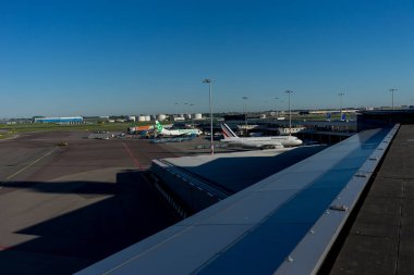 Hollanda, Amsterdam, Schiphol - 06 Mayıs 2018: Airfrance uçakları havaalanında. Schiphol Avrupa 'nın en yoğun havaalanlarından biridir..