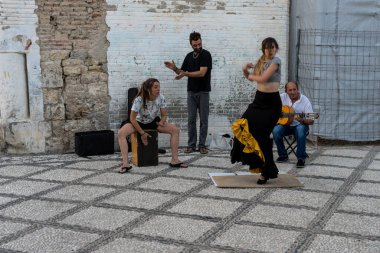 Granada, İspanya - 23 Haziran 2017 'de İspanya' da St. Nicolas 'ın Alhambra kentindeki turistler için tanımlanamayan flamenko dansçısı
