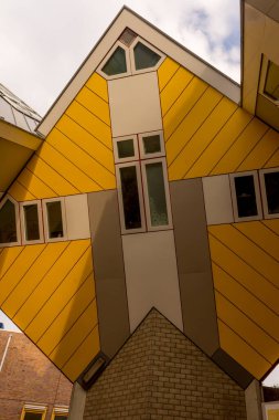 Rotterdam, Hollanda - 27 Mayıs 2017: The Cube Houses Kubuswoningen, Rotterdam. Hollandalı mimar Piet Blom 70 'lerin sonunda Rotterdam' ın Küp Evlerini tasarladı