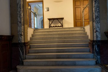 Varenna, İtalya - 31 Mart 2018: Bulutlu bir günde Villa Manastırı 'ndaki Mermer Merdivenler. Como Gölü, Lombardy, İtalya