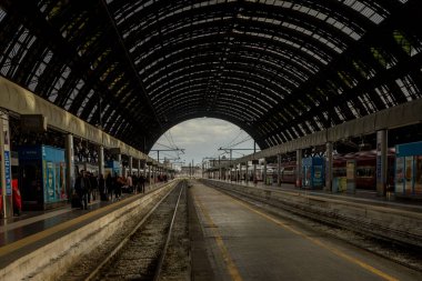 Milan Merkez İstasyonu - 31 Mart 2018 'de Milano merkez tren istasyonu platformu. Milano tren istasyonu, Avrupa 'nın en büyük tren istasyonudur.