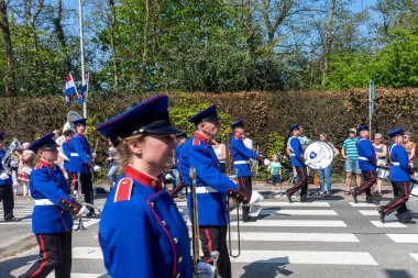 Hollanda, Sassenheim-21 Nisan 2018: Bulbflower Parade 2018, Bloemencorso BollenStreek, şenlikli gösteri, çiçeklerle süslenmiş araçlar, baharın yüzü, Ulusal Hollanda çiçek geçidi, müzik grubu
