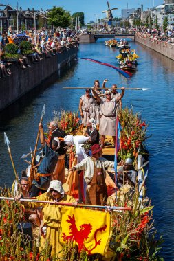 Hollanda, Delft-5 Ağustos 2018: Westland Boat Parade (Varend Corso), şenlikli gösteri, çiçek ve sebzelerle süslenmiş tekneler, Westland bölgesinde renkli yelkenli çiçek geçit töreni