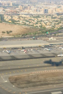 Dubai, Emirlikler - 18 Kasım 2018: Dubai havalimanı gökyüzünden izlendi