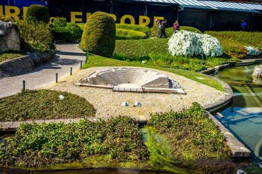 BRÜKSEL, BELGIUM - 17 Nisan 2017: Mini-Avrupa parkındaki minyatürler - Kourion tiyatrosu, Limasol, Kıbrıs, Avrupa