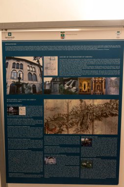 Varenna, İtalya - 31 Mart 2018: Bulutlu bir günde Varenna 'daki Villa Manastırı' nda nesne tanımlaması. Como Gölü, Lombardy, İtalya