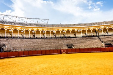 Seville, İspanya - 18 Haziran 2017: Turistler Seville, İspanya 'da boğa güreşi ringinin içinde yürüyorlar.