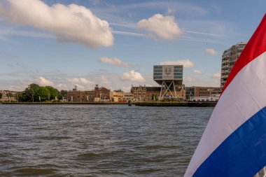 Rotterdam, Hollanda - 16 Temmuz 2016: Unilever şirketi üzerinde Hollanda bayrağı. Unilever, merkezi Londra, Birleşik Krallık ve Rotterdam 'da bulunan bir İngiliz-Hollandalı uluslararası tüketici malları şirketidir.