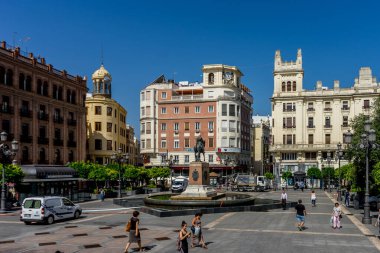Cordoba, İspanya - 20 Haziran: İnsanlar Avrupa 'daki at heykeli Gonzalo Fernandez de Cordoba' ya adanmış bir eser olan Büyük Kaptan Anıtı 'nın etrafında dolaşıyorlar