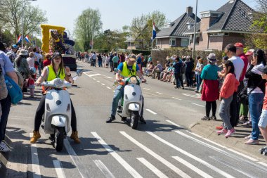 Hollanda, Sassenheim-21 Nisan 2018: Bulbflower Geçit Töreni 2018, Bloemencorso BollenStreek, şenlikli gösteri, çiçeklerle süslenmiş araçlar, baharın yüzü, Ulusal Hollanda çiçek geçit töreni