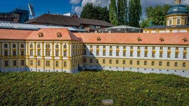 BRÜKSEL, BELGIUM - 17 Nisan 2017: Mini-Avrupa parkındaki minyatürler - Melk, Avusturya, Avrupa 'daki muhteşem Manastır' ın üretimi
