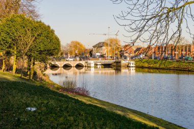 Bruges, Belçika - 17 Şubat 2018: Brugge / Bruges Belçika 'da bir su kanalı üzerindeki köprü