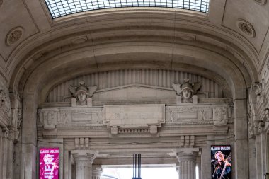Milan Merkez İstasyonu - 31 Mart 2018 tarihinde Milano, İtalya 'da Milano merkez tren istasyonunun içi. Milano tren istasyonu, Avrupa 'nın en büyük tren istasyonudur.