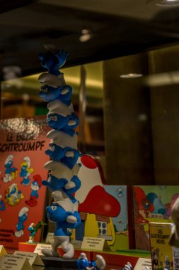 Brüksel, Belçika - Nisan 2017: Brüksel, Belçika, Avrupa 'da Şirinler adlı çizgi film karakterinin büstü