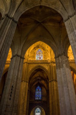 Seville, İspanya - 18 Haziran 2017: Seville, İspanya 'da Gotik katedralinin içinde bir sütun ve kemer