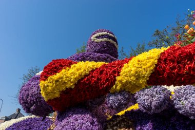 Hollanda, Sassenheim-21 Nisan 2018: Bulbflower Parade 2018, Bloemencorso BollenStreek, şenlikli gösteri, çiçeklerle süslenmiş araçlar, baharın yüzü, Ulusal Hollanda çiçek geçit töreni, mızraklı şövalye