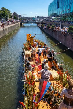 Hollanda, Delft-5 Ağustos 2018: Westland Boat Parade (Varend Corso), şenlikli gösteri, çiçek ve sebzelerle süslenmiş tekneler, Westland bölgesinde renkli yelkenli çiçek geçit töreni