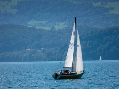 İsviçre, Interlaken, 16 Ağustos 2009: Interlaken 'de bir yat hız yapıyor