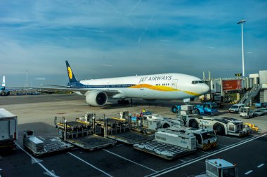 Schiphol, Amsterdam, Hollanda - 4 Kasım 2018: Hindistan Jet Havayolları uçağı havaalanı rıhtımında