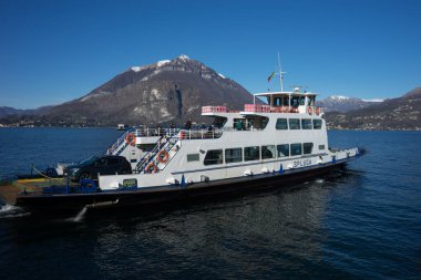 Menaggio, İtalya-2 Nisan 2018: Rıhtımdaki nakliye gemisi, Lombardiya