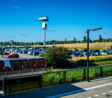 Hollanda, Güney Hollanda - 22 Temmuz 2018: IKEA otoparkı, Avrupa