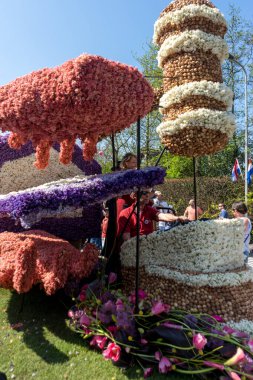 Hollanda, Sassenheim-21 Nisan 2018: Bulbflower Geçit Töreni 2018, Bloemencorso BollenStreek, şenlikli gösteri, çiçeklerle süslenmiş araçlar, baharın yüzü, Ulusal Hollanda çiçek geçit töreni