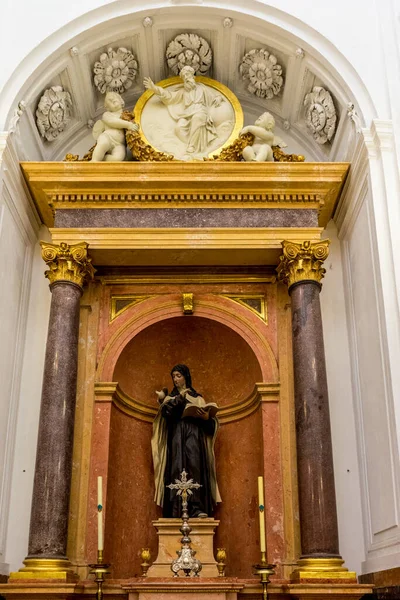 Cordoba Španělsko Června Nízký Úhel Pohledu Angelský Statut Kostelní Mešitě — Stock fotografie