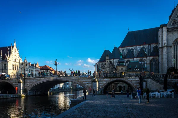 Gent Belgien - 15. April: Touristen entspannen sich am Ufer der Leie in Gent, Belgien, Europa — Stockbild Gent Belgien April Touristen Entspannen Sich Ufer Der Leie Gent — Stockfoto