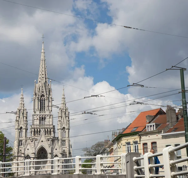 Bruxelles Belgio Aprile Uomo Cammina Davanti Alla Chiesa Nostra Signora — Foto Stock