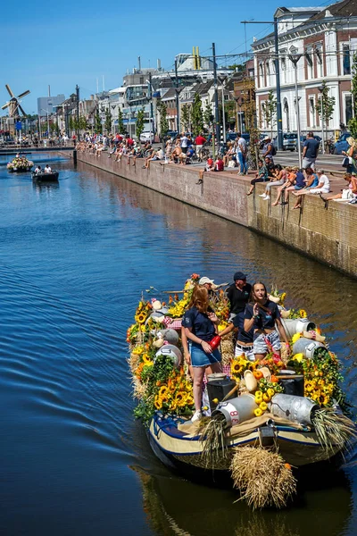 Delft August 2018 Westland Boat Parade Varend Corso 节日奇观 装饰鲜花和蔬菜的小船 — 图库照片