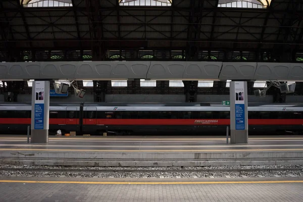 2018年4月2日 意大利梅纳乔 在米兰中央火车站的Frecciarosa列车 — 图库照片