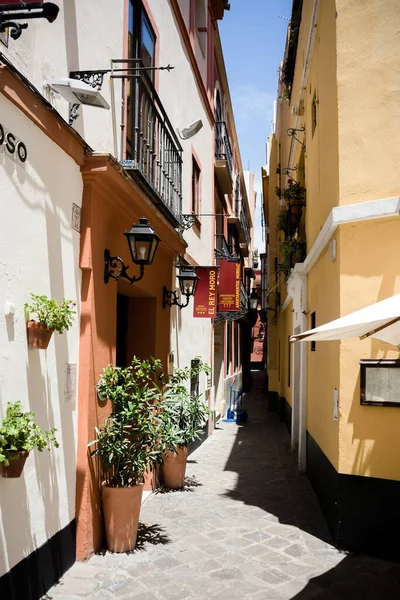 Sevilha Espanha Junho 2017 Narrow Alley Amidst Buildings Sevilha — Fotografia de Stock