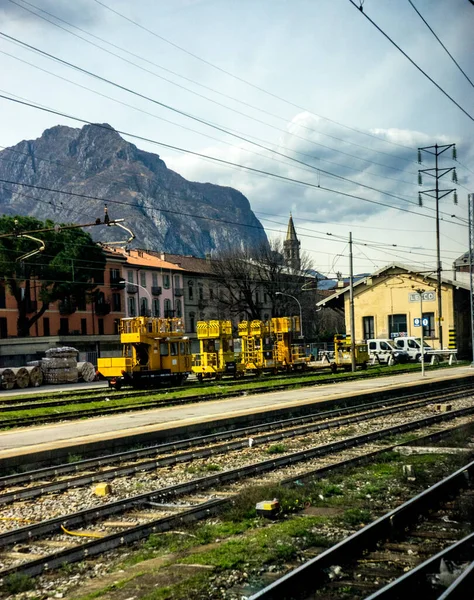 Menaggio, İtalya-2 Nisan 2018: Lecco tren istasyonunda sarı tren