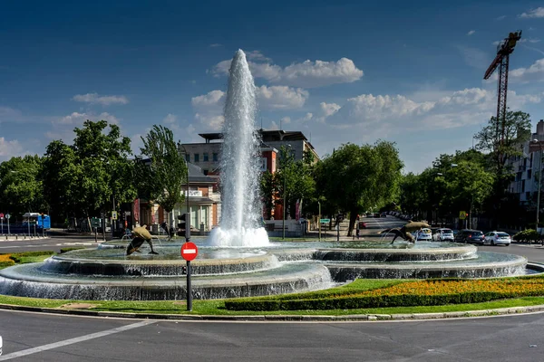 Madrid Spanien Juni 2017 Autos Fahren Den Brunnen Mit Delfinen — Stockfoto