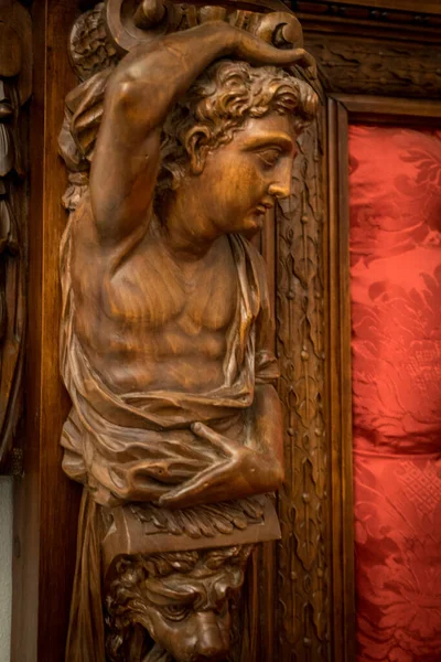 Varenna Italy March 2018 Wooden Carving Villa Monastero Varenna Cloudy — Stock Photo, Image
