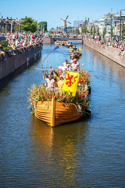 Delft August 2018 Westland Boat Parade Varend Corso 节日奇观 装饰鲜花和蔬菜的小船 — 图库照片