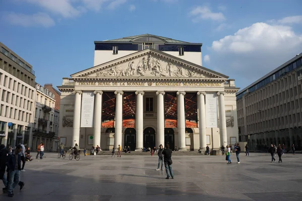 Brussel België April Mensen Lopen Voor Het Koninklijk Theater Monnaie — Stockfoto