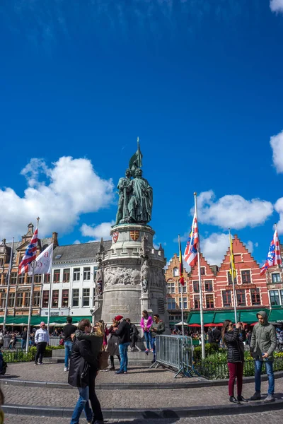 Bruges Belgium Nisan 2017 Bruges Belçika Meydanın Ortasında Bir Çift — Stok fotoğraf