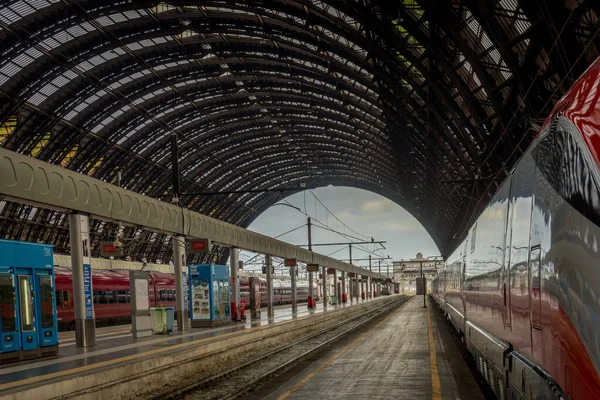 Dworzec Centralny Mediolanie Marca Frecciarossa Trenitalia Głównym Dworcu Kolejowym Mediolanie — Zdjęcie stockowe