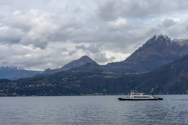 2018年3月31日 コモ湖の船が山を背景にバレンシアの村に車を輸送 — ストック写真