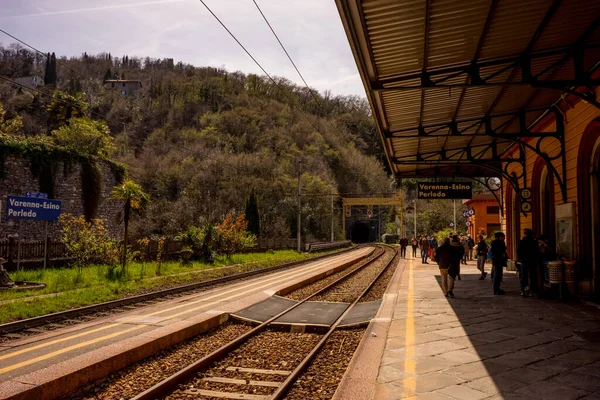 2018年4月2日 意大利梅纳乔 瓦伦纳火车站通往隧道的铁轨 — 图库照片