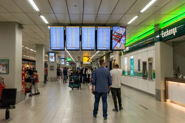 Holanda Amsterdã Schiphol Maio 2018 Pessoas Lendo Uma Tela Exibição — Fotografia de Stock