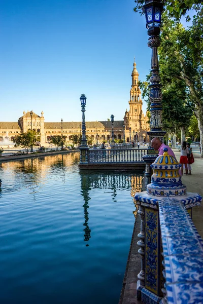 Sevilla España Junio 2017 Gente Reúne Junto Estanque Agua Plaza — Foto de Stock