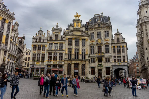 Bruselas Bélgica Abril Los Turistas Visitan Plaza Del Mercado Bruselas —  Fotos de Stock