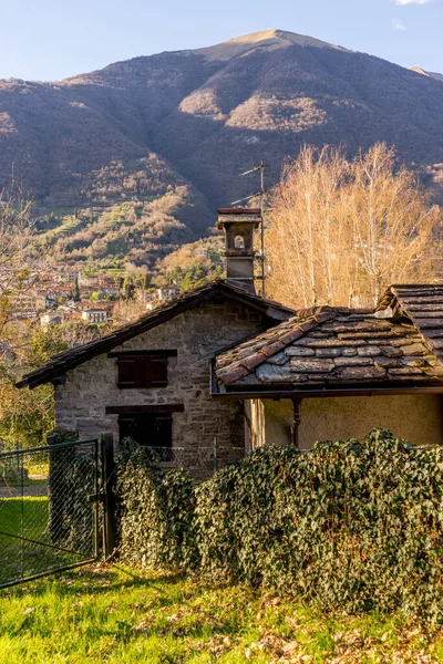 Lecco Italië April 2018 Schilderachtig Huis Met Bergachtige Achtergrond Lecco — Stockfoto
